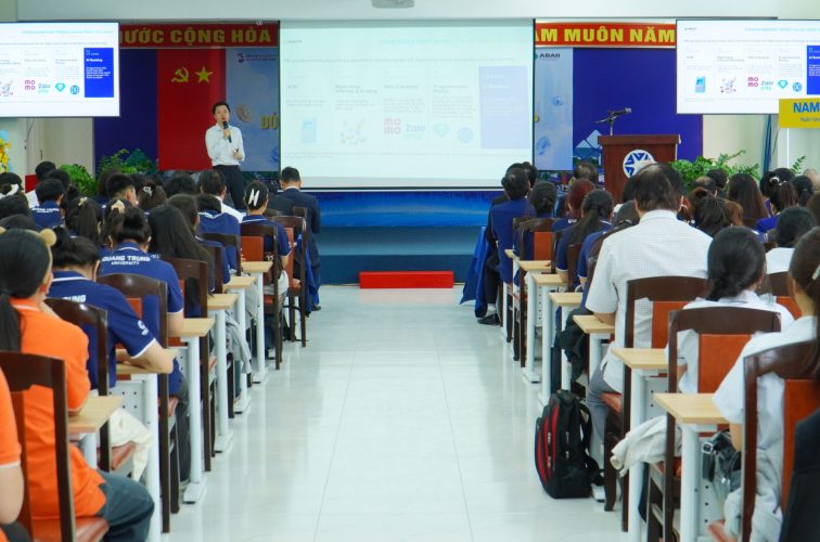 Ông Trần Huyền Dinh chia sẻ về xu hướng AI Banking, stablecoin và sự chuyển dịch của hạ tầng tài chính toàn cầu.