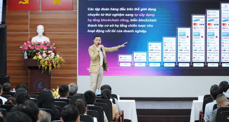 Ông Trần Huyền Dinh, Chủ nhiệm Ủy ban Ứng dụng Fintech, Hiệp hội Blockchain và Tài sản số Việt Nam (VBA), trình bày tham luận về blockchain và tài sản mã hoá.