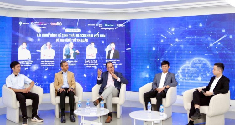 (Từ trái qua phải) Ông Nguyễn Trung Kiên (True IDC Việt Nam), ông Navin Gupta (Crystal Intelligence), ông Nguyễn Đình Hùng (True IDC Việt Nam), ông Đỗ Văn Thuật (1Matrix) và ông Trần Huyền Dinh (VBA) tham gia thảo luận về chủ đề “Tái định hình hệ sinh thái Blockchain Việt Nam từ hạ tầng số an toàn”.