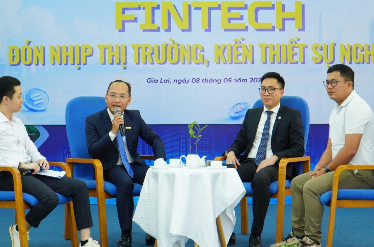 Phiên thảo luận “Fintech, AI và bản đồ sự nghiệp trong kỷ nguyên tài chính số” thu hút sự quan tâm của đông đảo sinh viên tham dự chương trình.