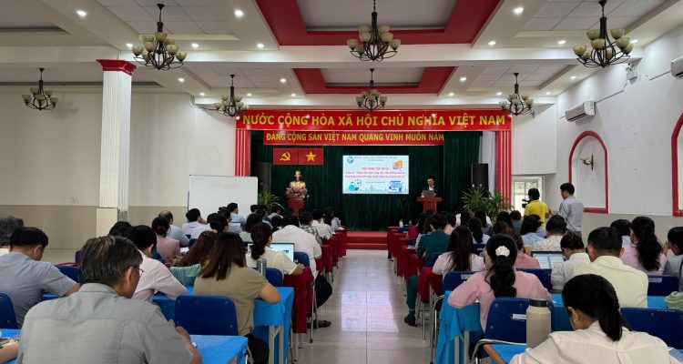 Toàn cảnh buổi tập huấn “Tăng hiệu suất công việc văn phòng nhờ AI - Ứng dụng ChatGPT thực chiến” do Viện ABAII phối hợp phường Gia Định tổ chức, với sự tham dự của hơn 200 cán bộ và đại diện các cơ quan liên quan.