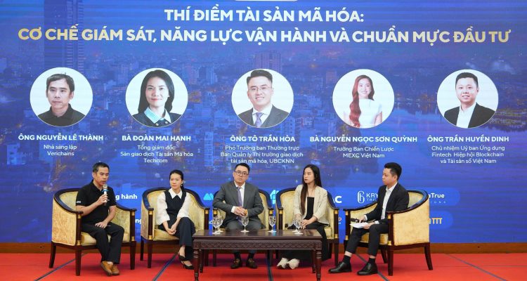 (Từ trái sang phải) Ông Nguyễn Lê Thành (Verichains), bà Đoàn Mai Hạnh (TCEX), ông Tô Trần Hòa (UBCKNN), bà Nguyễn Ngọc Sơn Quỳnh (MEXC Việt Nam) và ông Trần Huyền Dinh (VBA) trao đổi về việc thí điểm sàn giao dịch tài sản mã hóa.