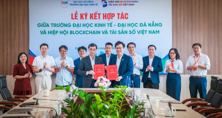 Ông Trần Việt Hùng, Cố vấn Cấp cao VBA và GS. TS. Lê Văn Huy - Hiệu trưởng Trường Đại học Kinh tế – Đại học Đà Nẵng đại diện hai bên ký kết biên bản ghi nhớ hợp tác.