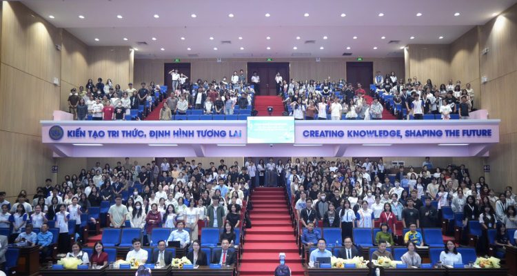 Toàn cảnh hội thảo “Công nghệ Blockchain và Tài sản mã hoá: Thách thức an toàn và triển vọng nghề nghiệp”, thu hút hơn 500 sinh viên và giảng viên UEL tham dự.